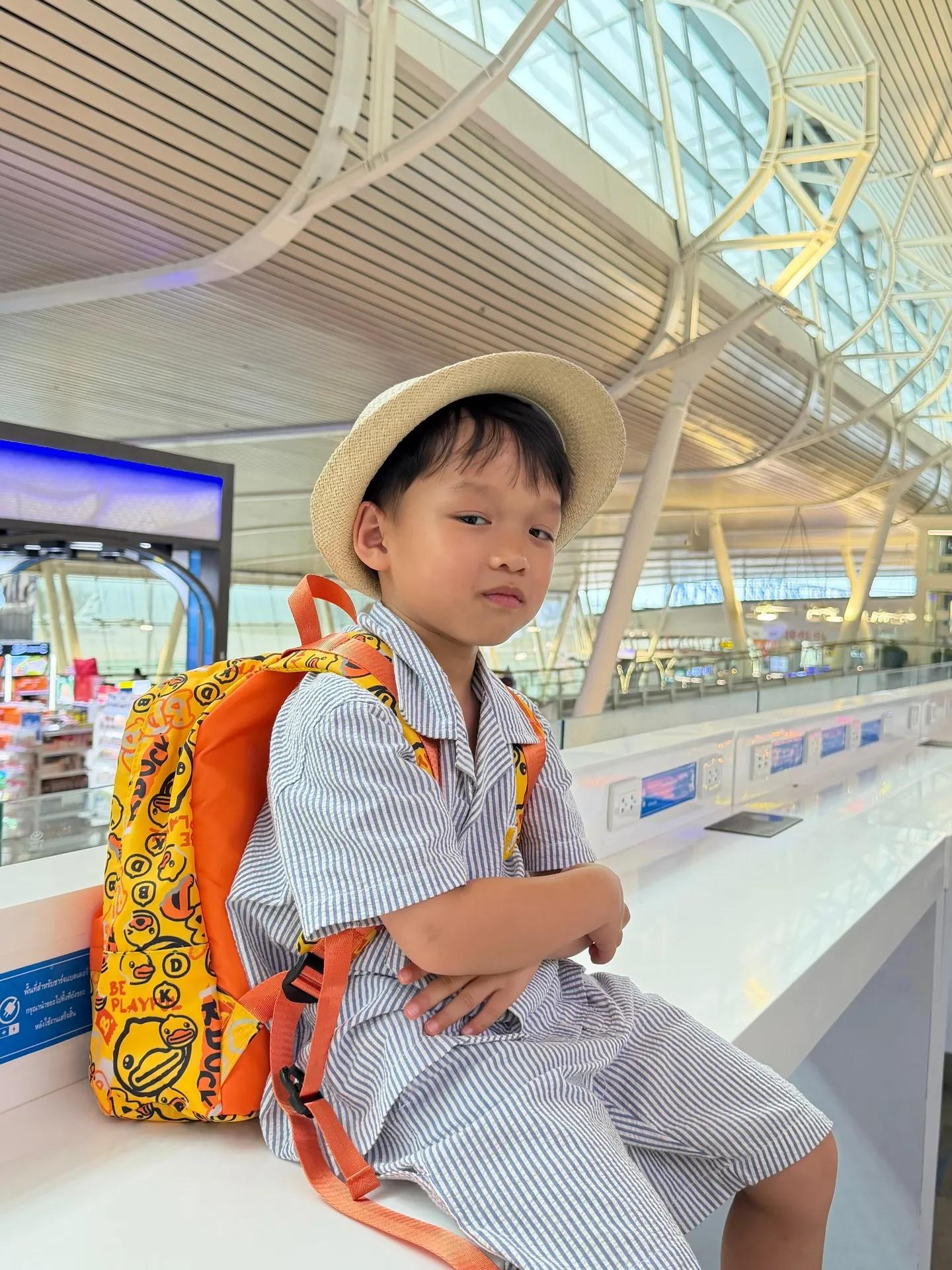 胡杏儿一家五口出游度假，画面温馨有爱，三个儿子一个比一个帅气