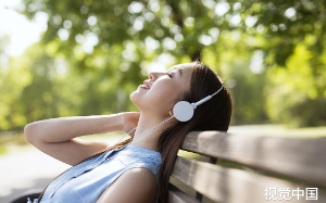 恋爱脑闺蜜半夜拉我去她新男友门前跪求复合，可我跪完才发现，走出来的男人是我老公