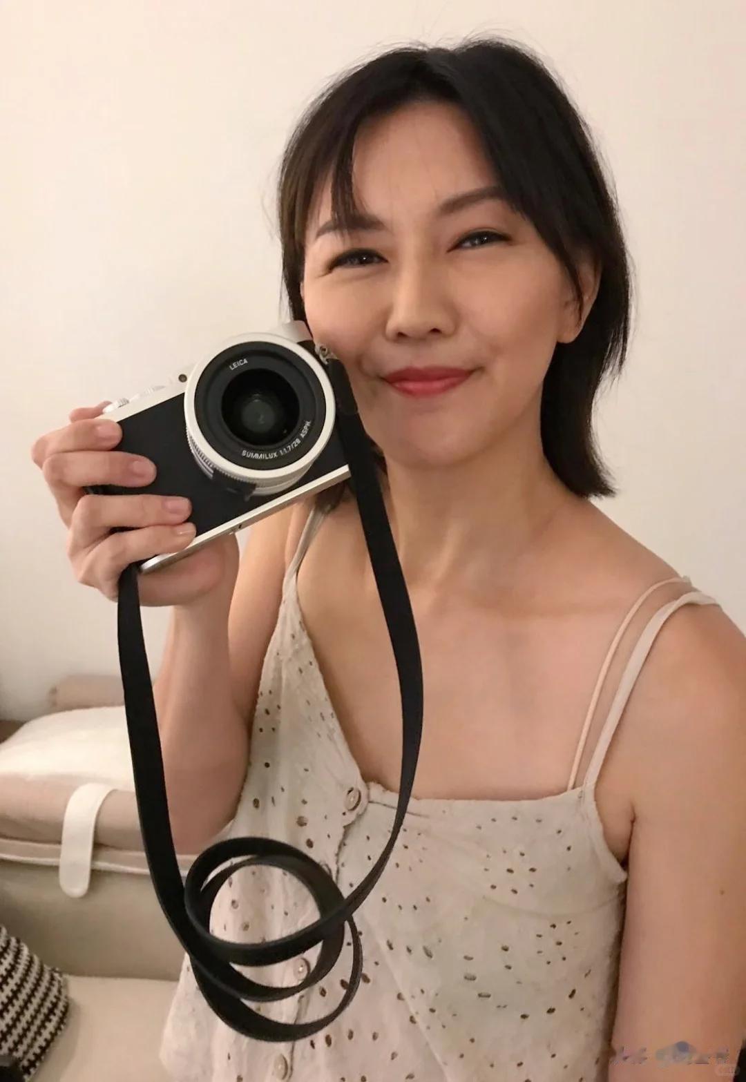 孙燕姿一家游迪士尼!她身形消瘦、老公头发花白,儿女黢黑像妈妈