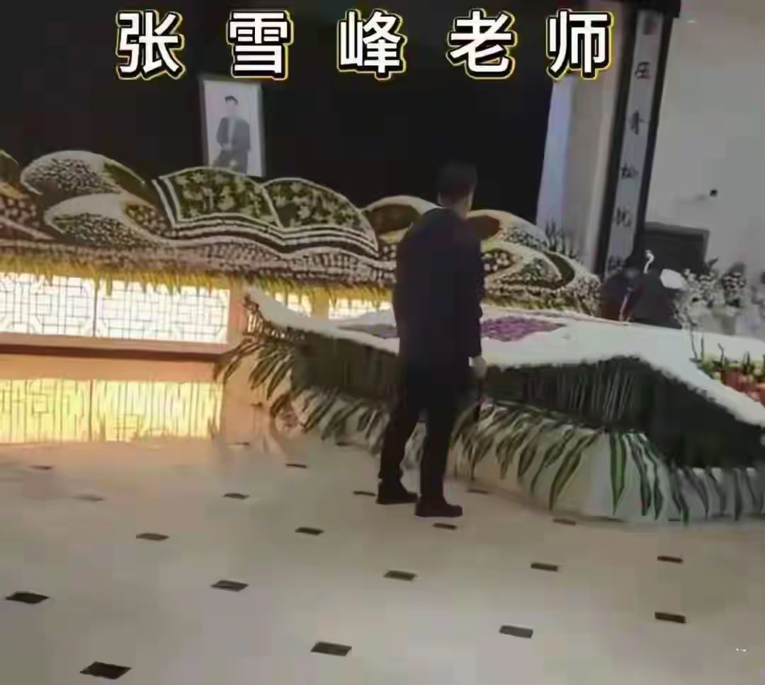 张雪峰母亲的哭声响彻全场，沈南泪别好兄弟张雪峰：他安静睡着了