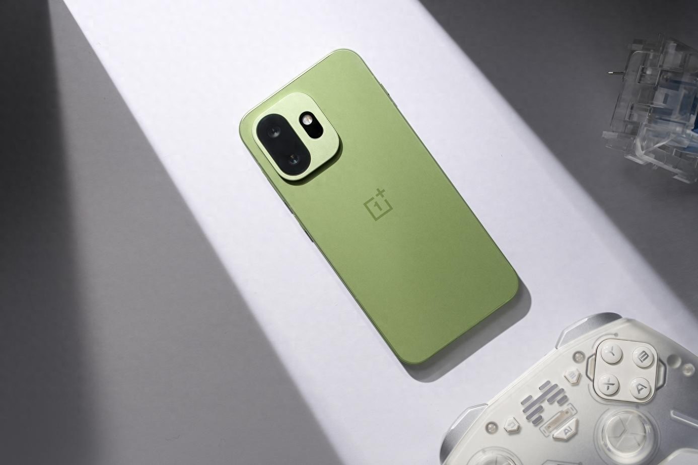 小屏愛好者閉眼沖！一加 15T，這才是單手用著爽的全能旗艦