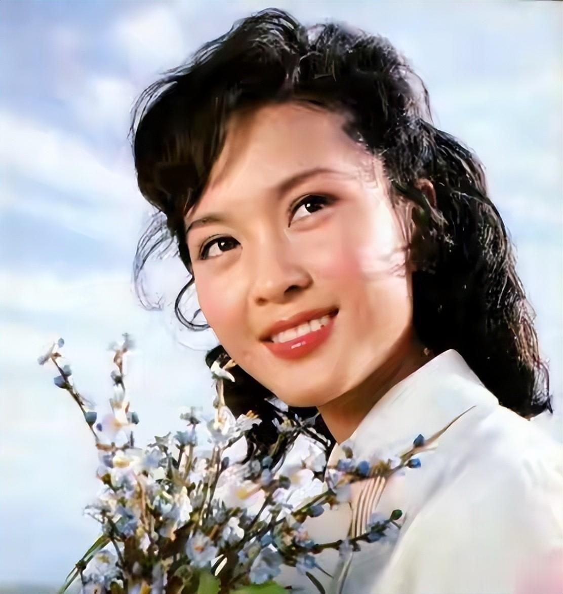 方舒:捧红屠洪刚后被抛弃,独自抚养两个女儿24年,女儿成其骄傲