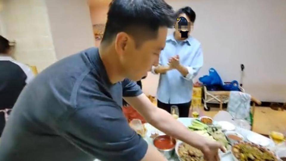 王雷回老家真接地气！