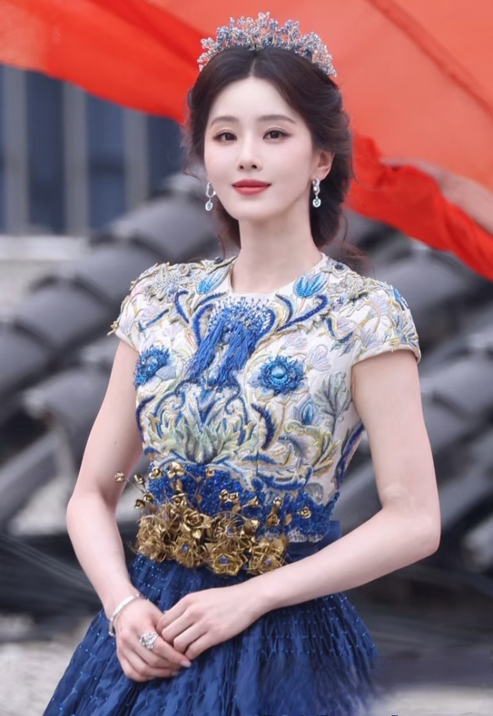 刘诗诗出席春日盛典重工青花礼服配复古盘发尽显东方古典美