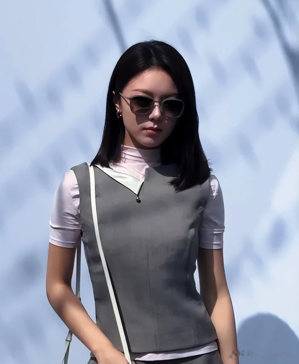 成都活动太真实！赵今麦暴瘦变成熟，钟镇涛女儿虎背熊腰没星味儿