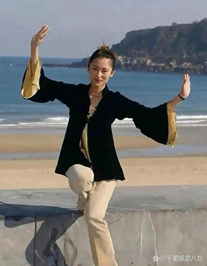 陈红年轻时的颜值真的惊为天人,明艳又大气,美得毫无死角