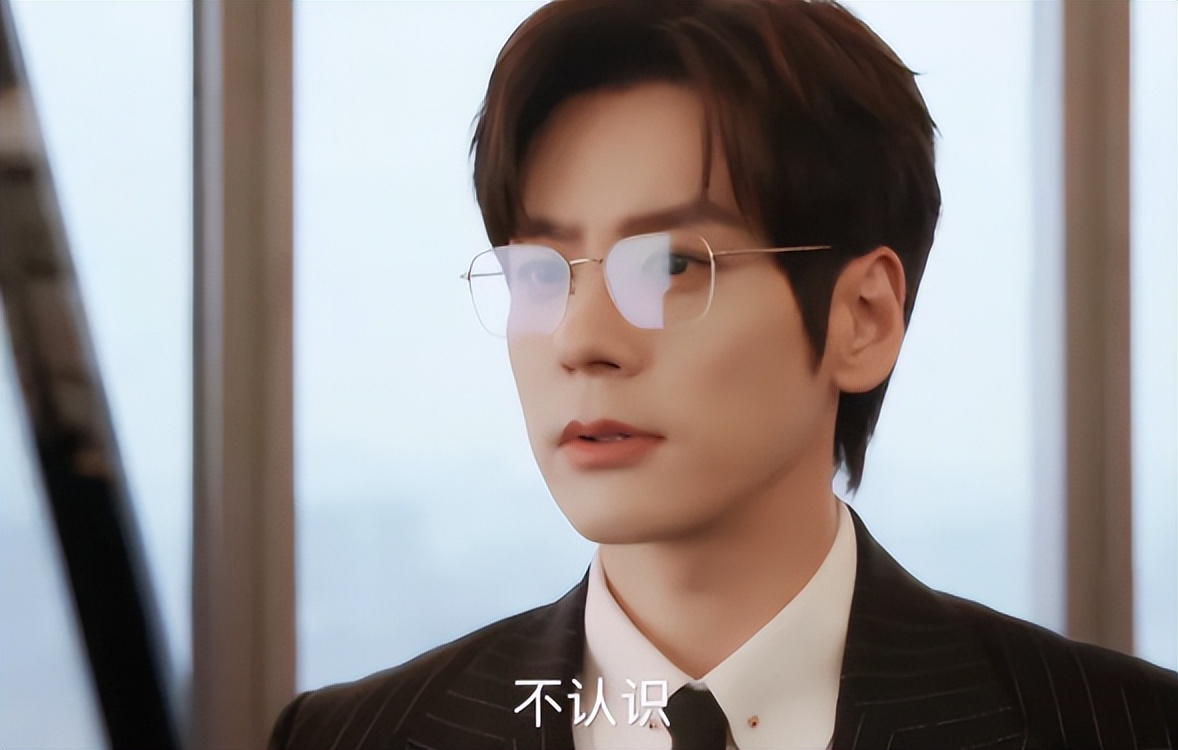 魏哲鸣新剧仅播4集，观众差评一片，理由一致：剧情老土演技油腻