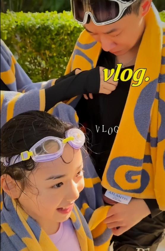 小酒窝牵继父手三亚玩水,张维伊抱她很有分寸,董璇二婚眼光不错