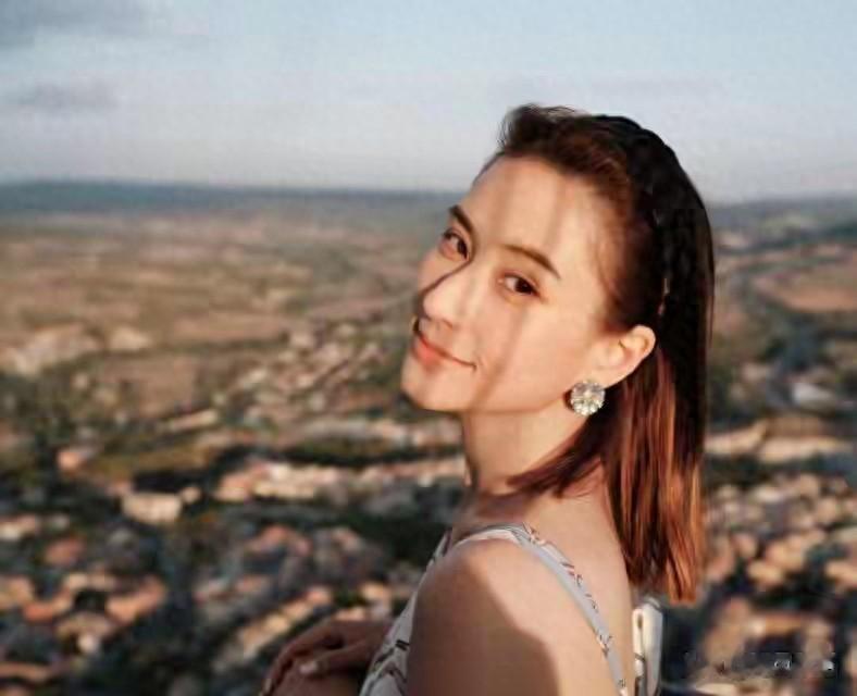 何超莲独自坐热气球，丝巾当肚兜穿，和窦骁5个月不见真相太意外