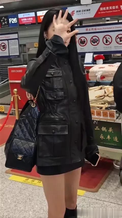 离婚后的孙怡更美了！黑皮衣搭短裙现身机场，又瘦又白少女感爆棚