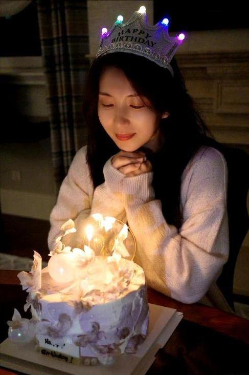 赴美留学后，他身价超百亿成投资大佬，现儿女双全，妻子家喻户晓