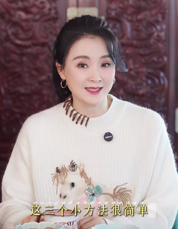 王艳分享春节刮油妙招，白毛衣低马尾出镜，气质温婉尽显优雅美貌