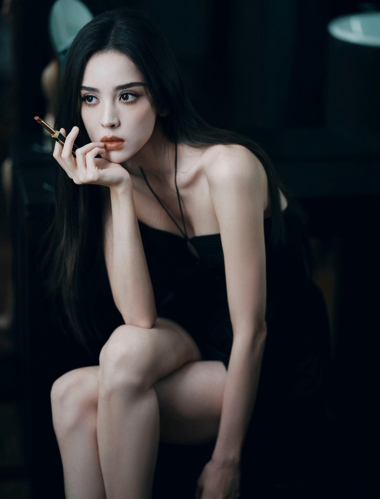 古力娜扎，黑色妆造，冷酷穿搭大片。
