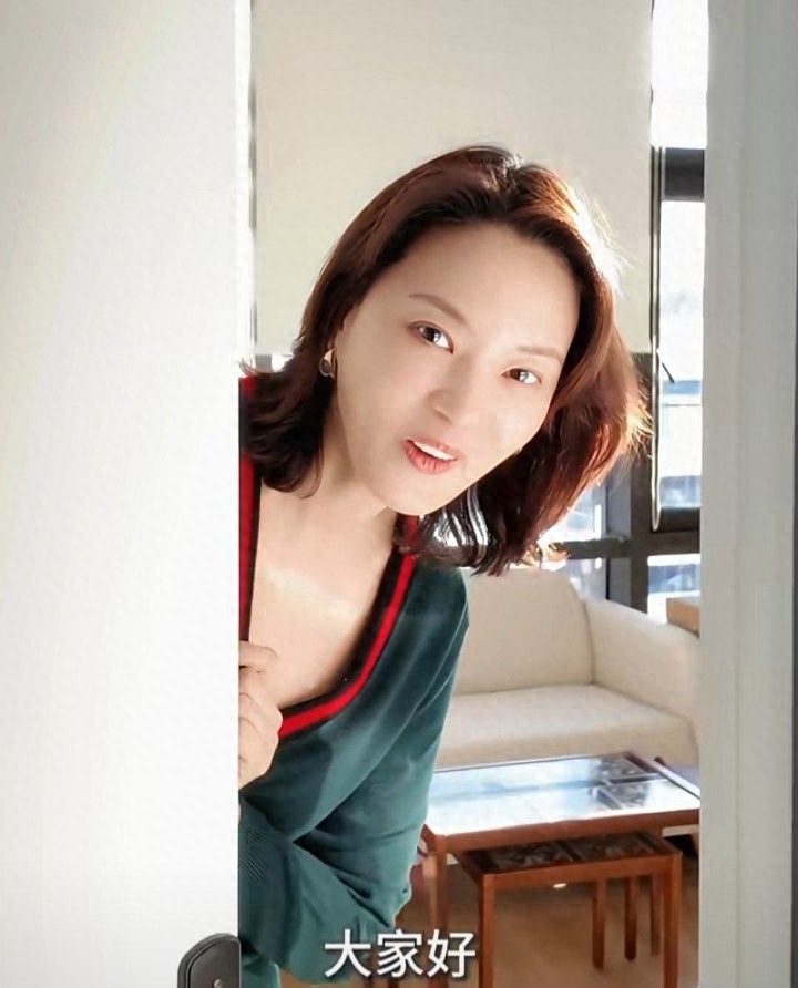 刘芳菲分享工作室，墨绿V领针织开衫配米白长裤，知性又优雅