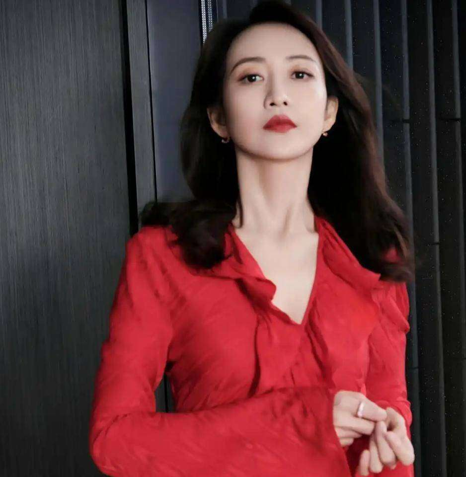 王鸥面对镜头，笑得干脆而坦荡：我现在单身，特别自在