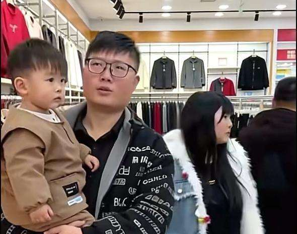 朱雪梅和老公抱侄子商场逛街被偶遇