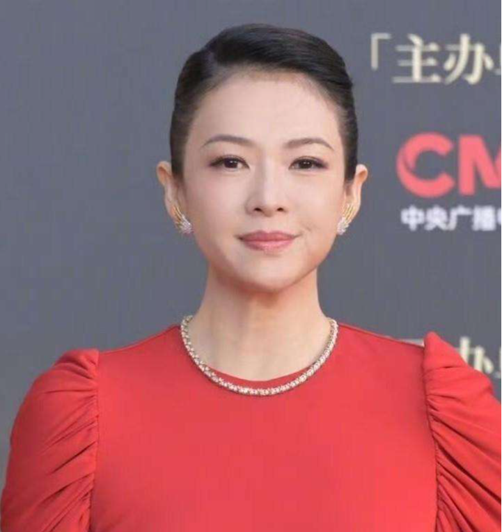 章子怡从被疑医美到真相曝光，一袭红裙压轴亮相，女王气场开启