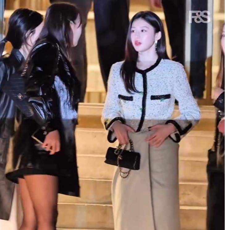 韩国女星光腿走红毯，因怕冷裹一条毯子取暖，被指：没有职业操守