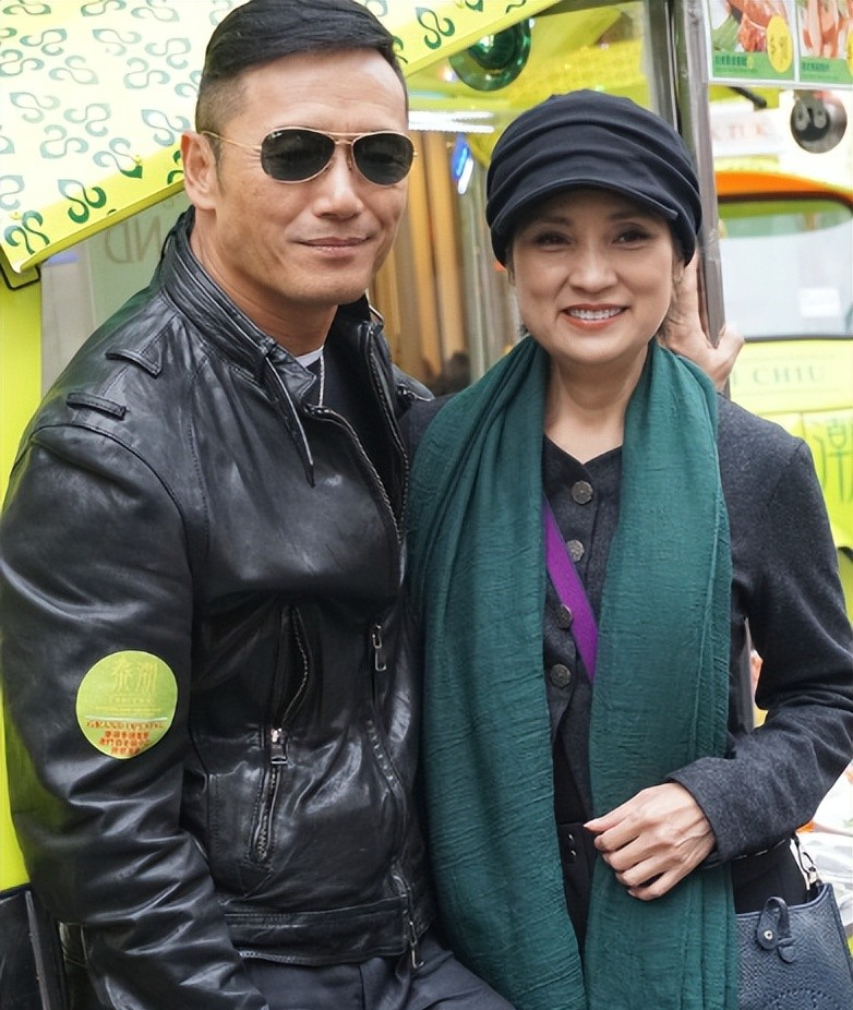 苗侨伟大部分时间都用来陪伴家人，要么和戚美珍在香港过二人世界