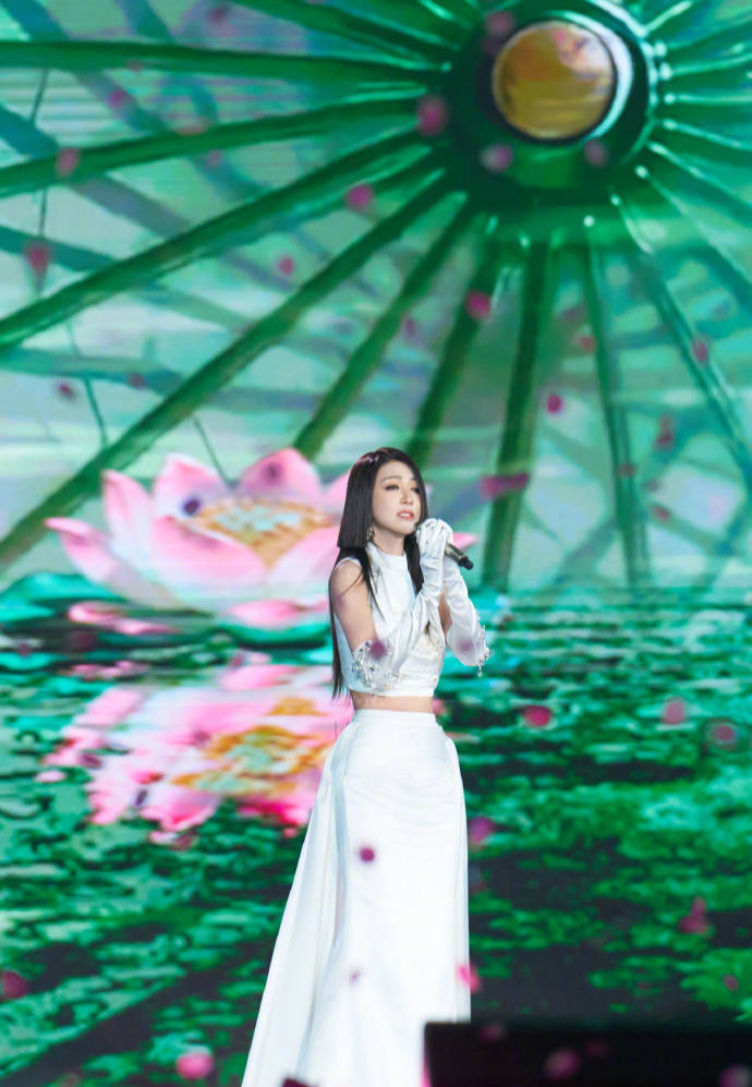 薛凯琪元宵晚会造型太清凉，现场冻到发抖，沈梦辰立马为她披衣服