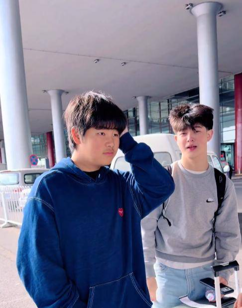 胡可带俩儿子现身机场，安吉1米8颜值没爸高，小鱼儿长胡子憨厚