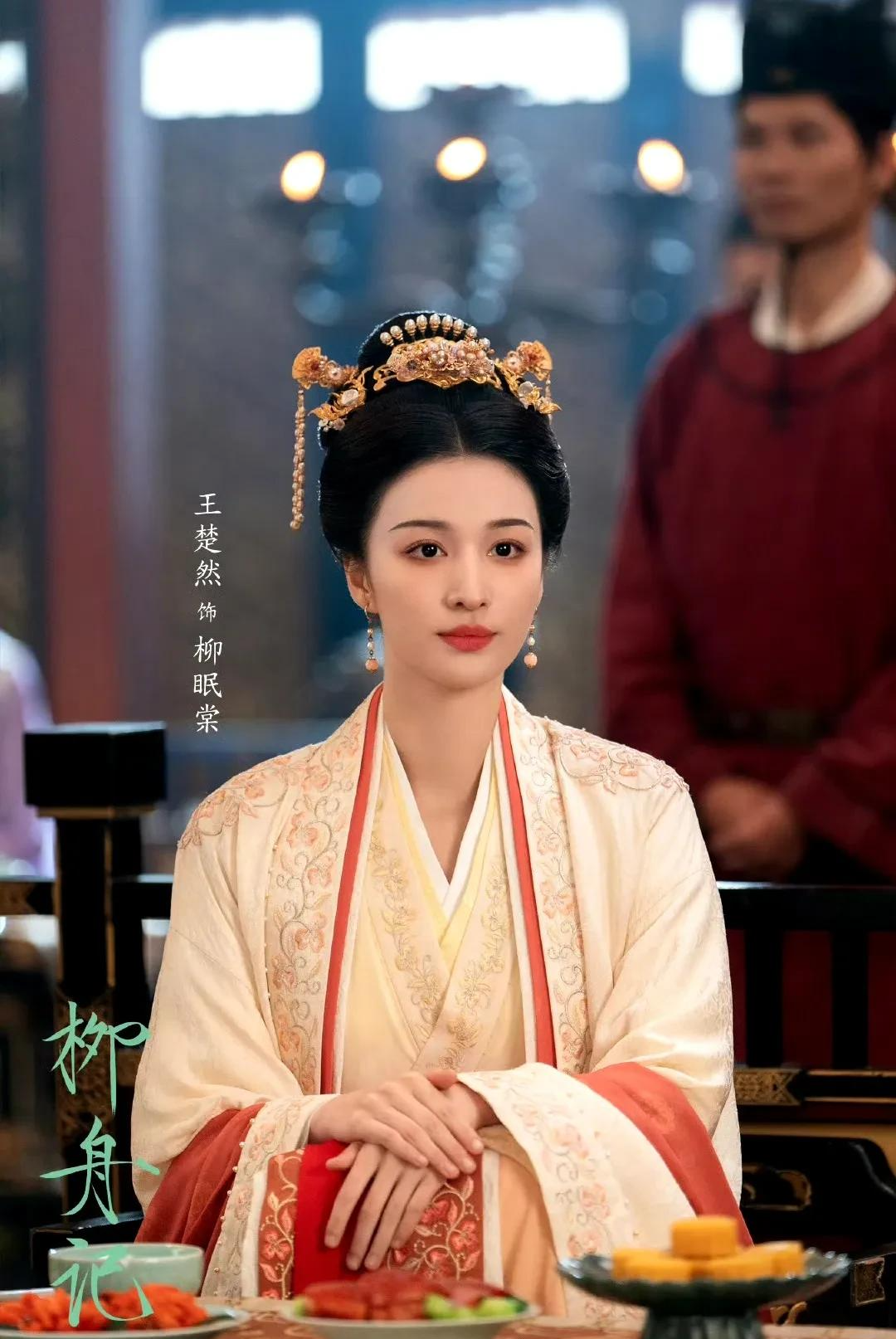 另一套私服更出圈，米白碎花裙叠穿牛仔外套，搭配浅蓝手包和粉色墨镜