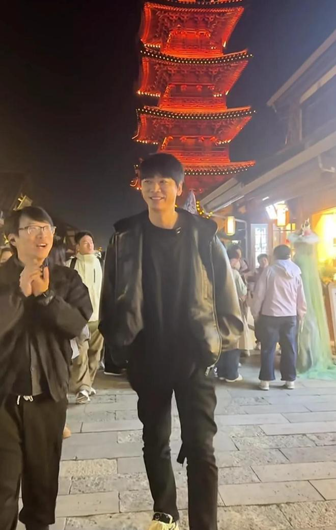 网友无锡偶遇苏见信！白衫西裤超斯文，粉丝求合照秒同意