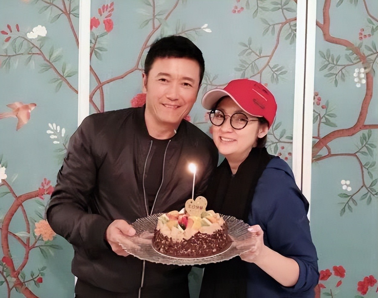 苗侨伟大部分时间都用来陪伴家人，要么和戚美珍在香港过二人世界