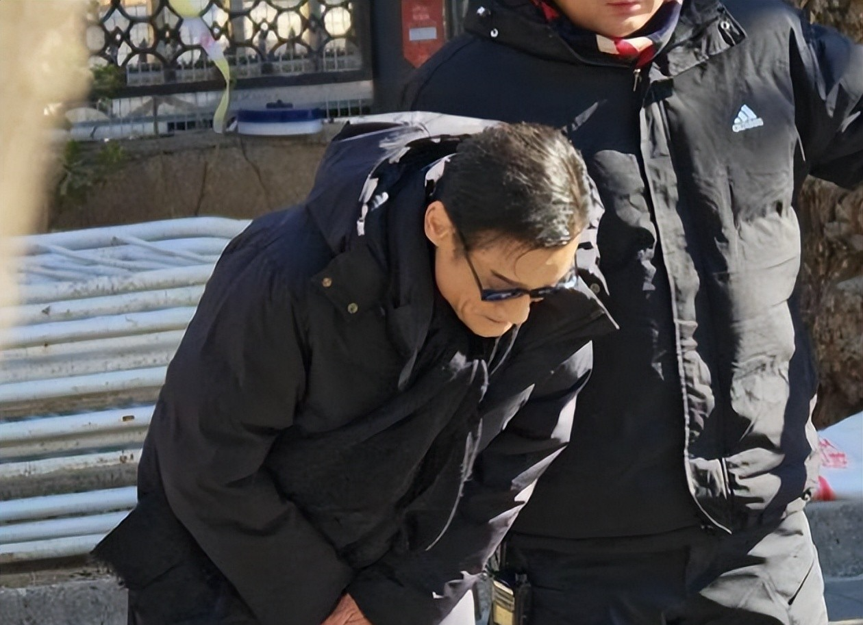 不需要靠演狠角色来证明气场，也不需要说大话博眼球