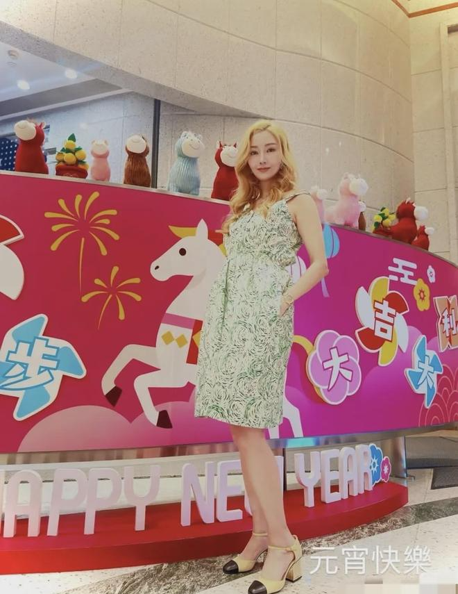 李嘉欣元宵节晒照又翻车了！