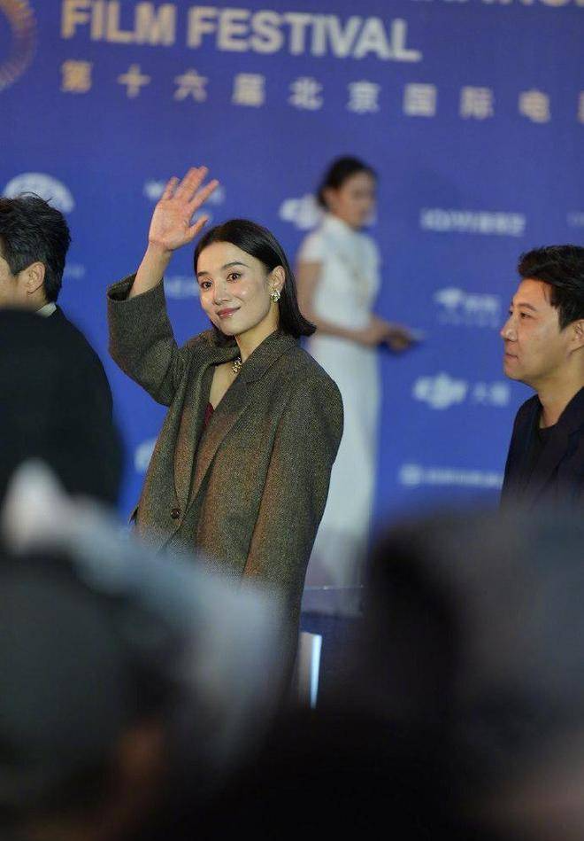 宋佳短发造型亮相北影节，为新片《余烬》颠覆形象剃寸头